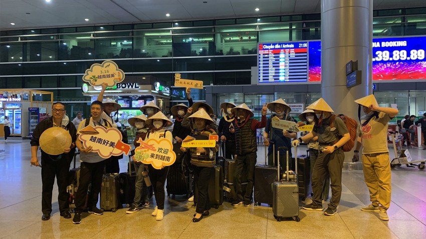 Đoàn 16 khách Trung Quốc đến từ Thượng Hải trên chuyến bay đáp xuống sân bay Tân Sơn Nhất (TP.HCM) do công ty TNHH Du lịch cộng đồng và Tổ chức sự kiện BT Tour (quận Bình Tân) khai thác.