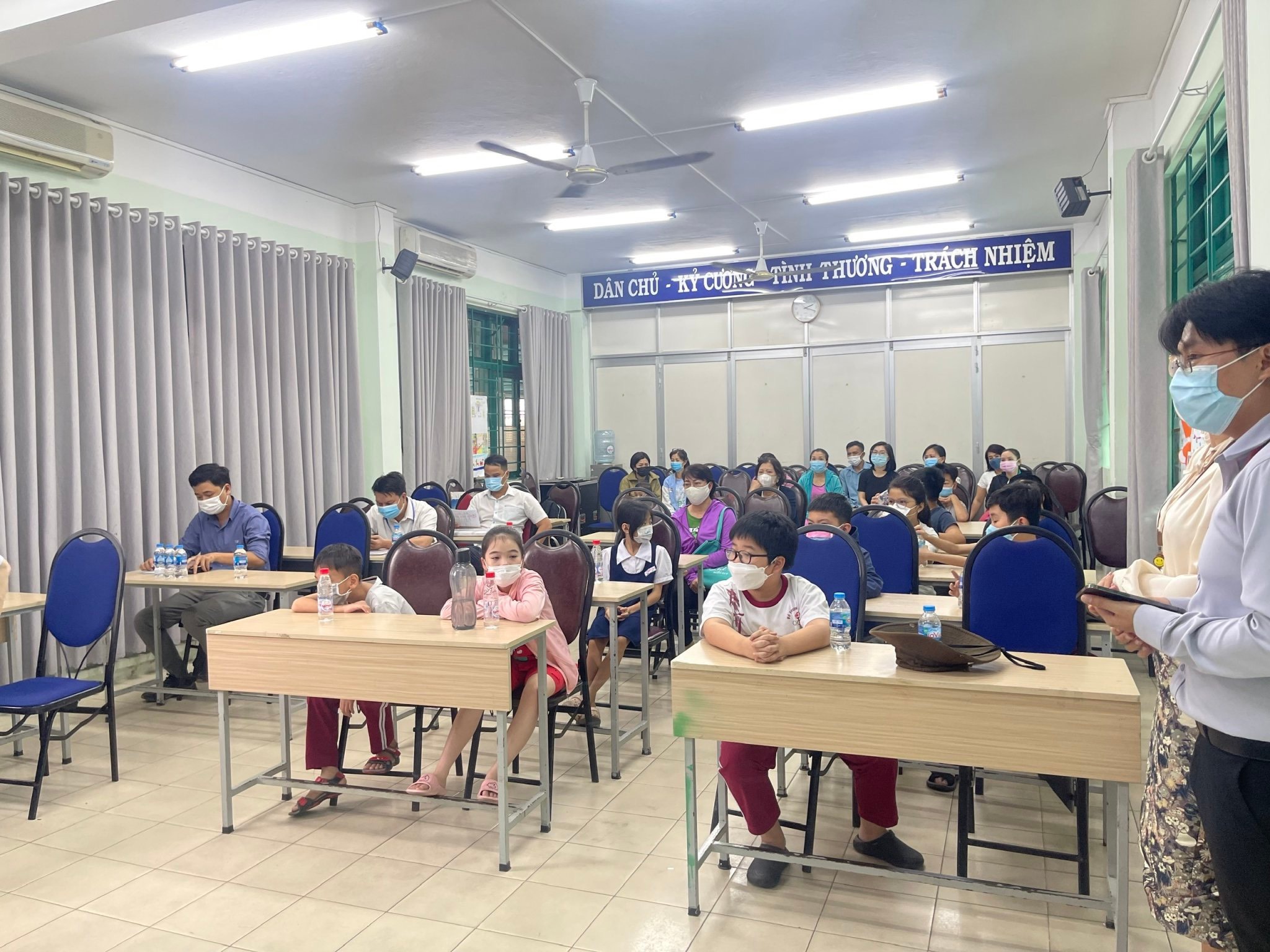 Nhân viên y tế tổ chức thăm khám, điều tra dịch tễ cho trẻ lớp 4/2 trường Võ Trường Toản.