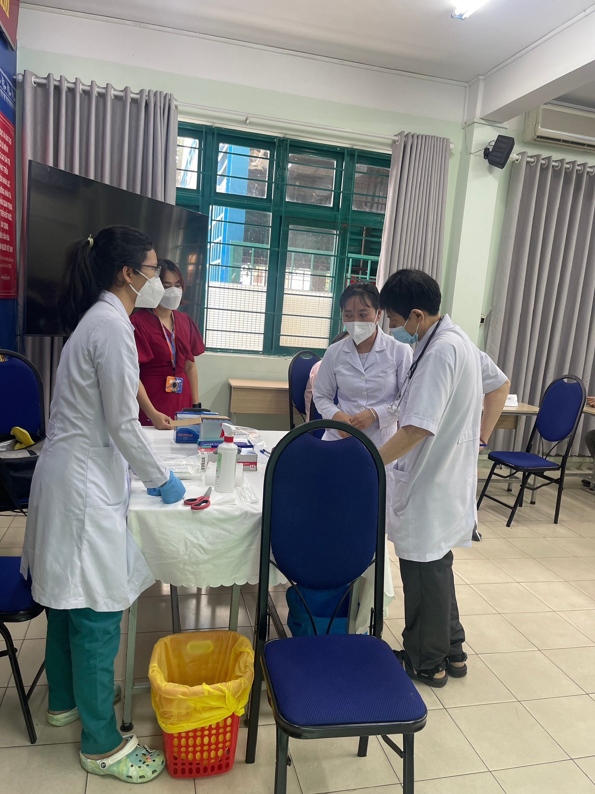 Nhân viên y tế lấy mẫu xét nghiệm cho các học sinh.