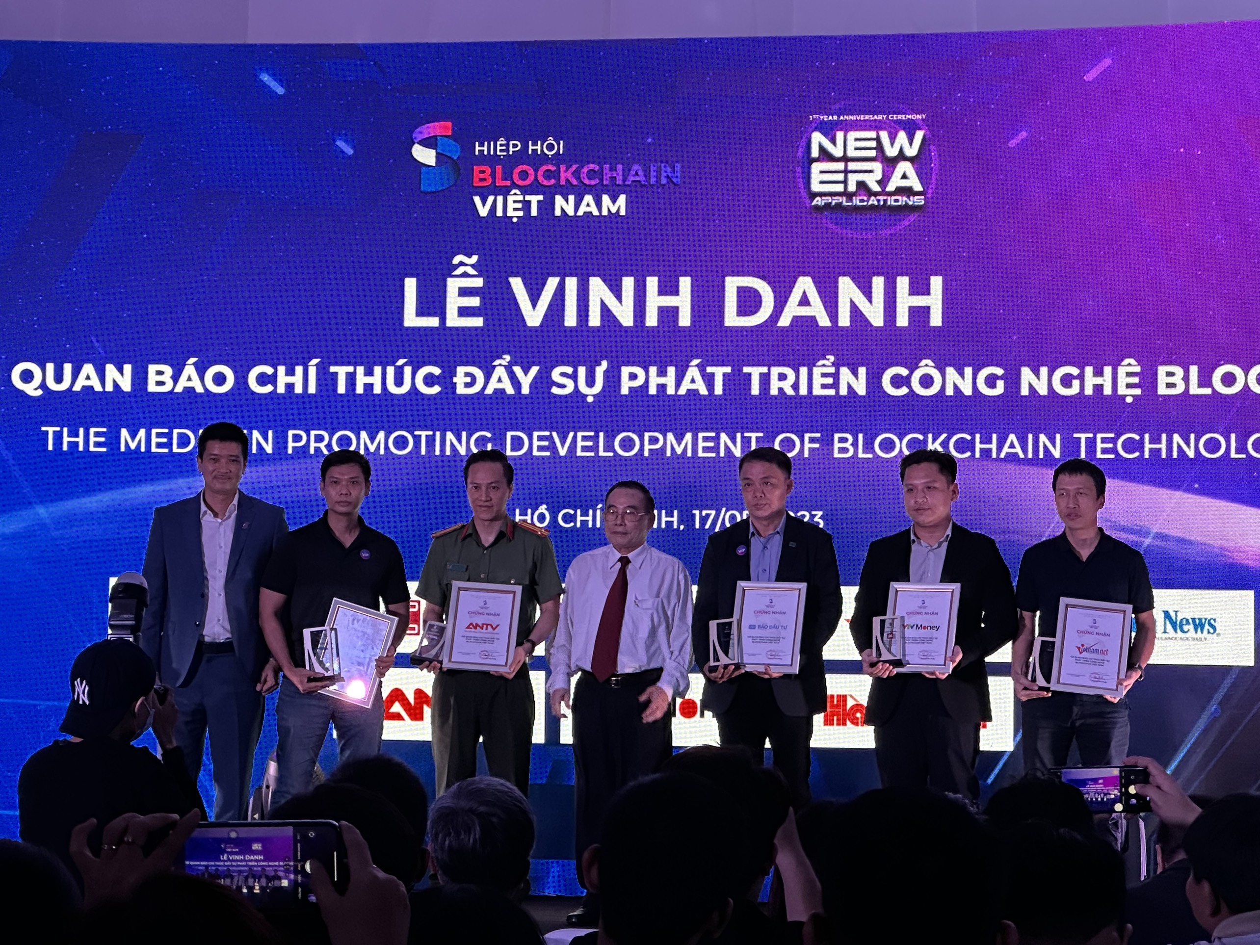 Hiệp hội Blockchain Việt Nam vinh danh báo Đầu tư cùng 6 cơ quan báo chí khác vì những đóng góp tích cực trong lĩnh vực này.