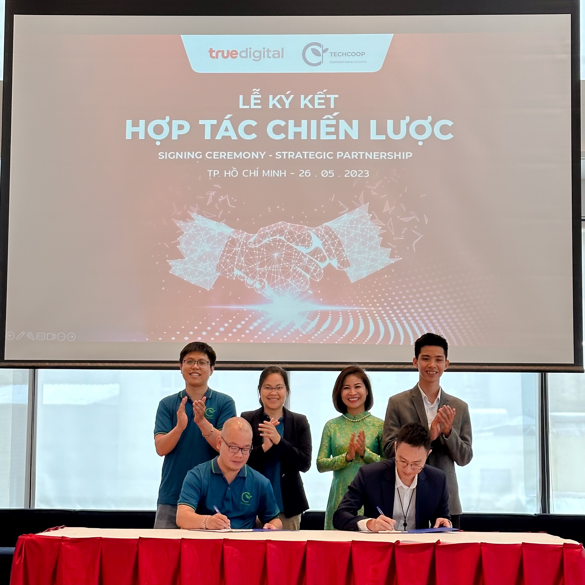 True Digital Viet Nam (TDG) và TechCoop ký kết hợp tác tại sự kiện.