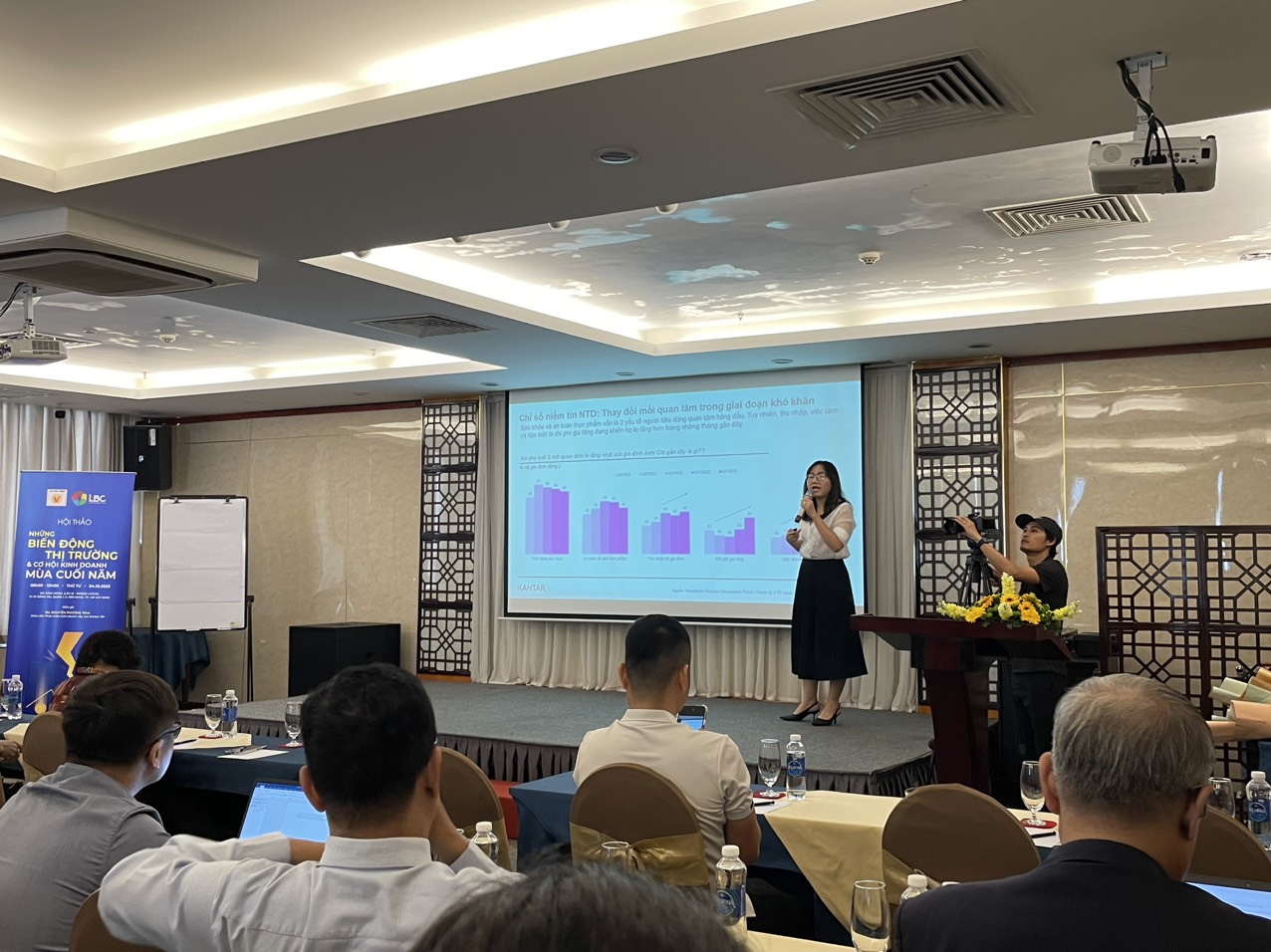 Bà Nguyễn Phương Nga, Giám đốc Phát triển kinh doanh cấp cao, Kantar Việt Nam chia sẻ tại Hội thảo về những biến động thị trường và cơ hội kinh doanh mùa cuối năm.