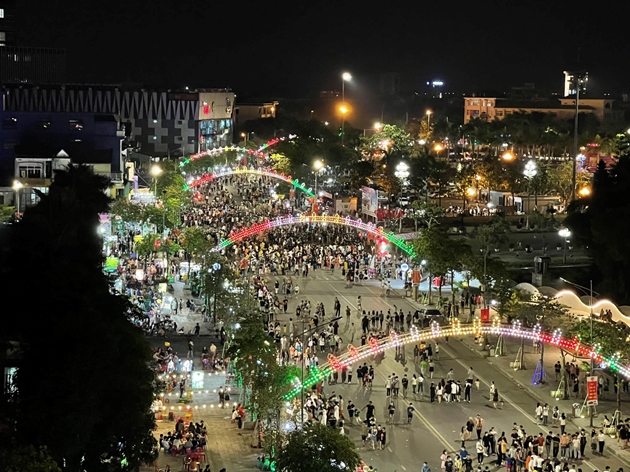 Phố đi bộ TP Vinh là điểm sinh hoạt, vui chơi, giao lưu, ăn uống của không chỉ các bạn trẻ ở Nghệ An về đêm