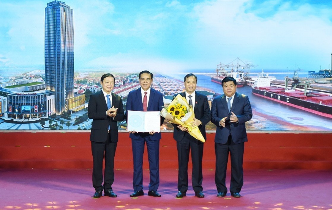 Phó Thủ tướng Trần Hồng Hà và Bộ trưởng Bộ Kế Hoạch - Đầu tư chính thức trao quyết định phê duyệt quy hoạch tỉnh Hà Tĩnh.