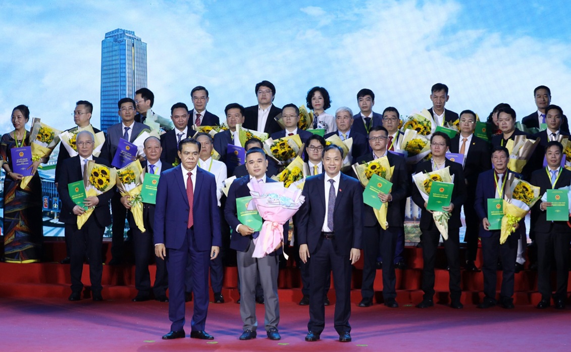 Hà Tĩnh trao chứng nhận chủ trương đầu tư cho các doanh nghiệp tại hội nghị