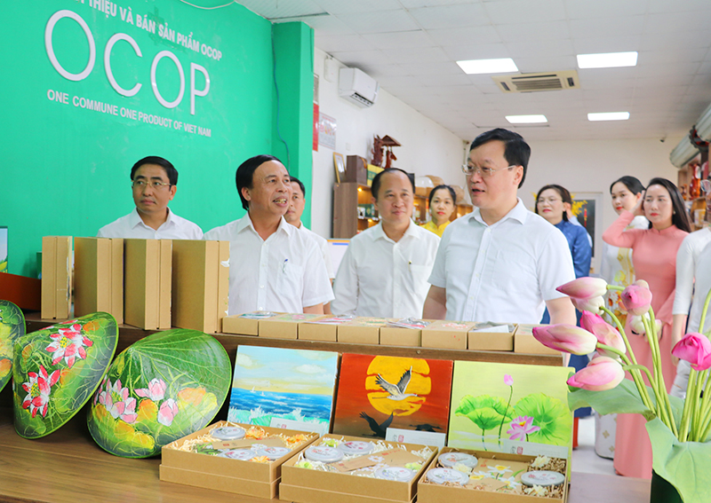 Chủ tịch UBND tỉnh Nguyễn Đức Trung thăm gian hàng trưng bày và bán các sản phẩm OCOP