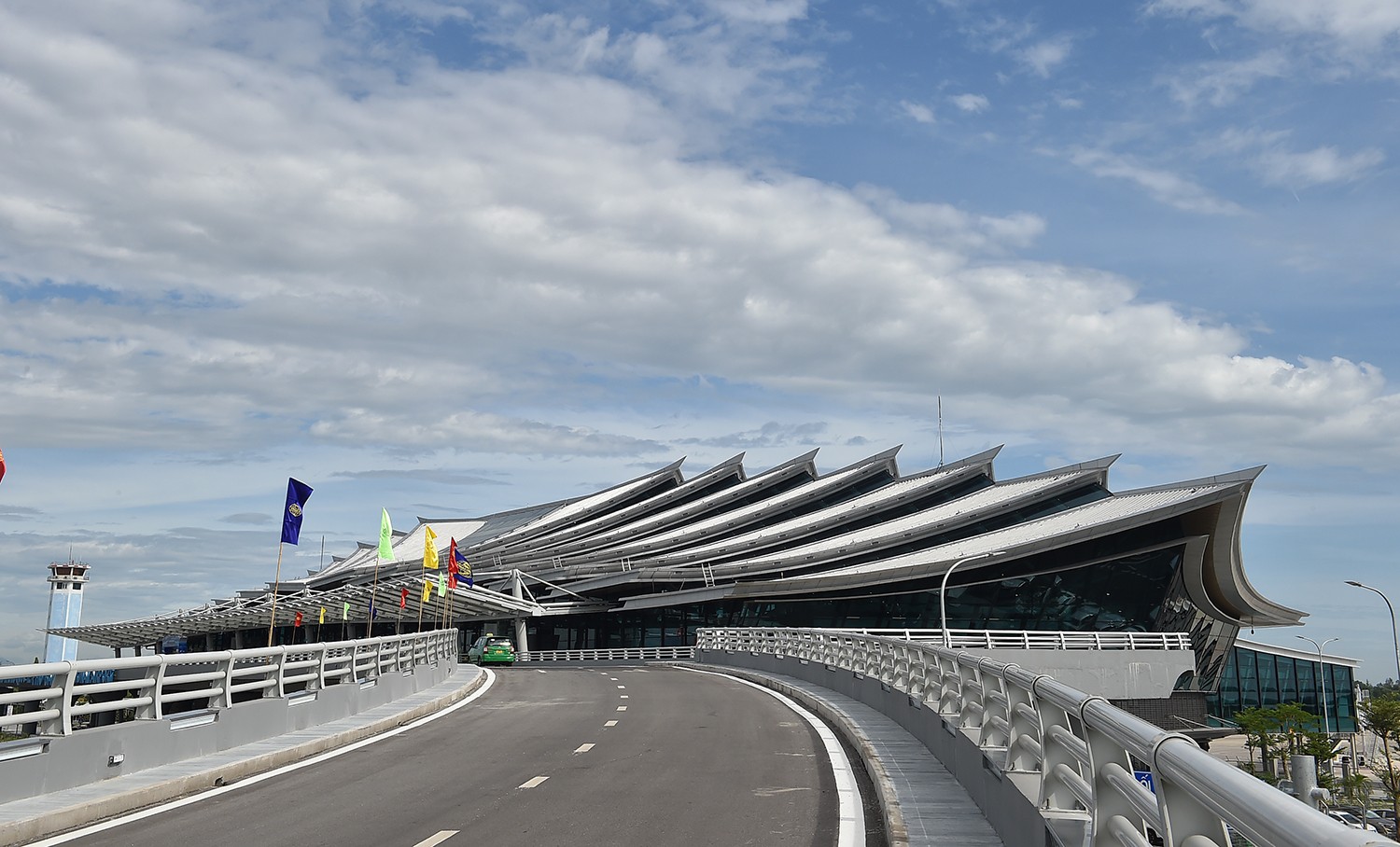 Nhà ga T2 Cảng hàng không Quốc tế Phú Bài được xây dựng theo kiến trúc cung đình Huế với các lớp mái chồng xếp lên nhau.