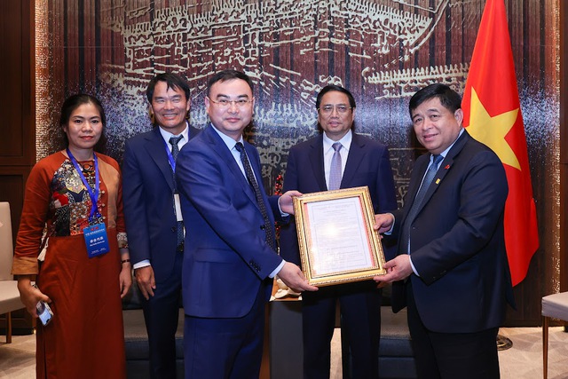 Thủ Tướng Phạm Minh Chính cùng Bộ Trưởng Bộ Kế hoạch và Đầu tư Nguyễn Chi Dũng trao giấy chứng nhận 