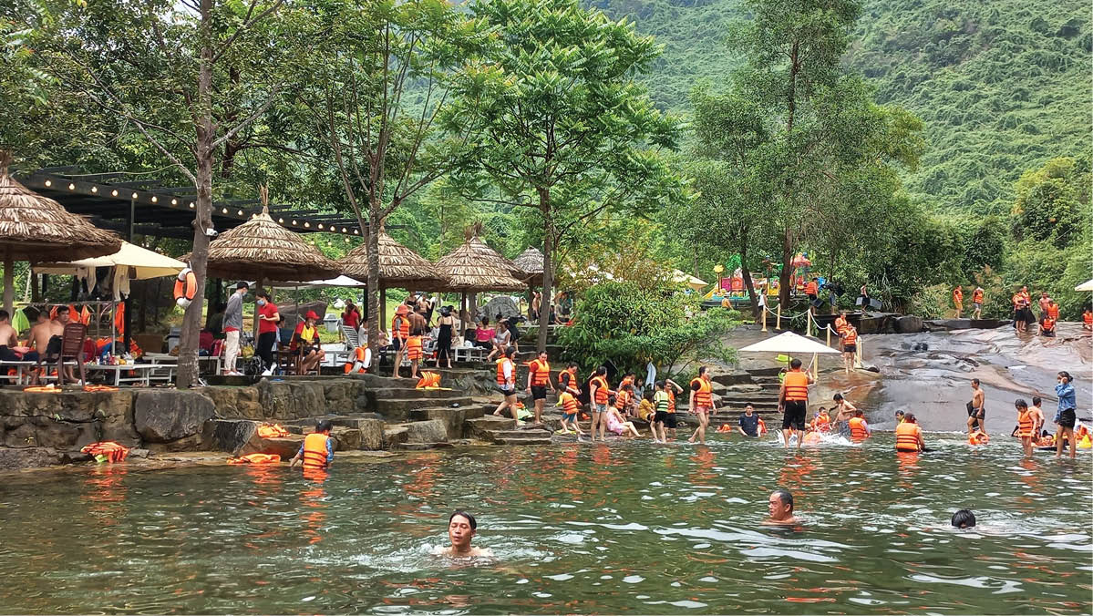 một trong những địa điểm nổi tiếng trải nghiệm Tắm suối ở Bạch Mã Village, Huyện Phú Lộc