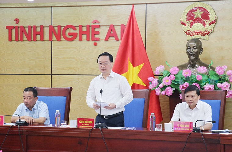 Chủ tịch UBND tỉnh Nguyễn Đức Trung phát biểu chỉ đạo tại Phiên họp