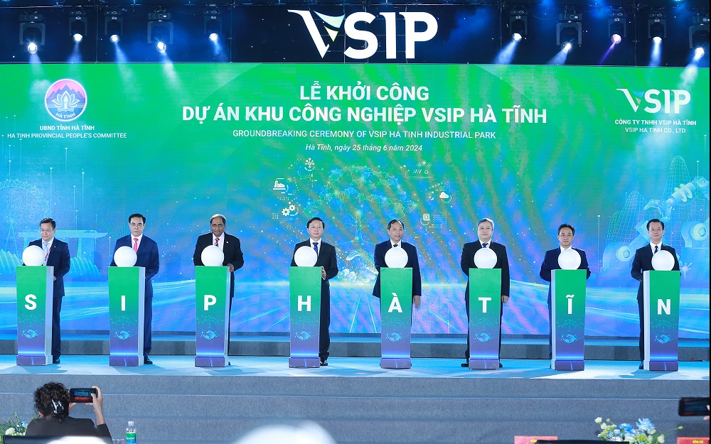 Phó Thủ tướng Trần Hồng Hà cùng các đại biểu nhấn nút khởi công Dự án Khu công nghiệp
