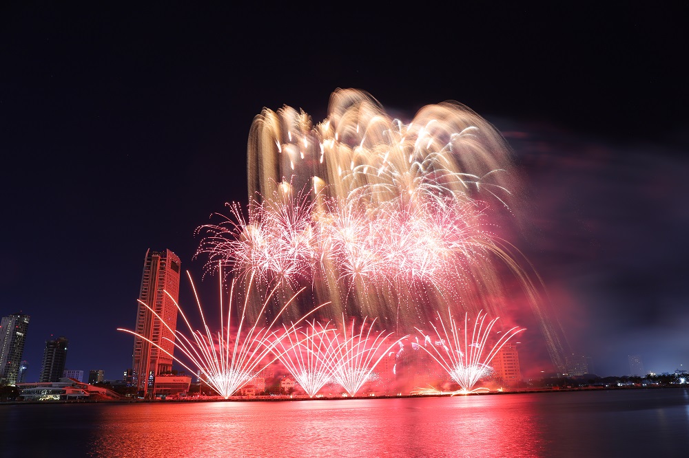 Đội Trung Quốc vẽ lên bầu trời Đà Nẵng bằng những bông pháo khiến khán giả phải trầm trồ