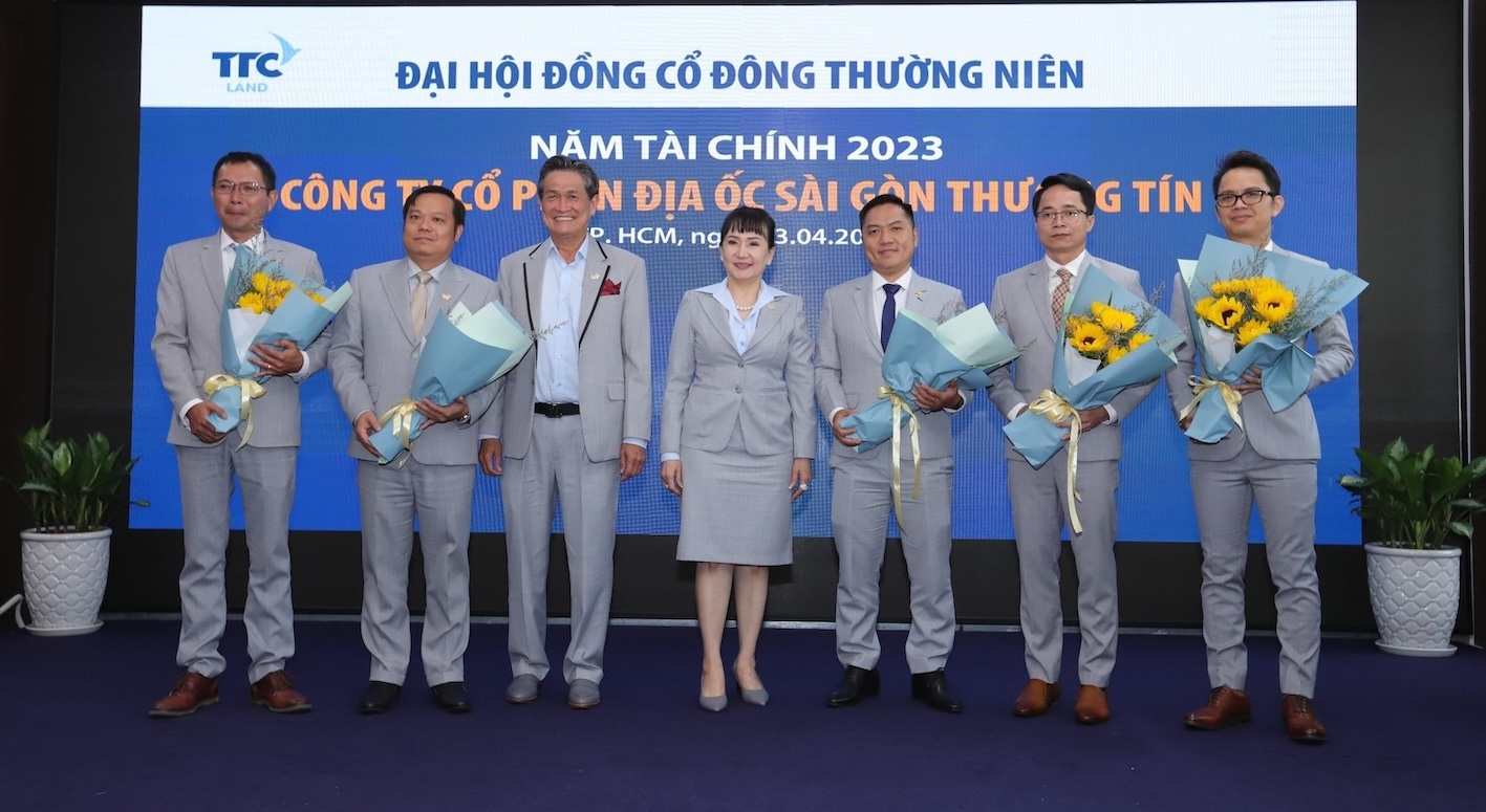 Ông Đặng Văn Thành và bà Huỳnh Bích Ngọc – đại diện các Cổ đông lớn tặng hoa chúc mừng các Thành viên HĐQT nhiệm kỳ mới và tân Tổng Giám đốc TTC Land
