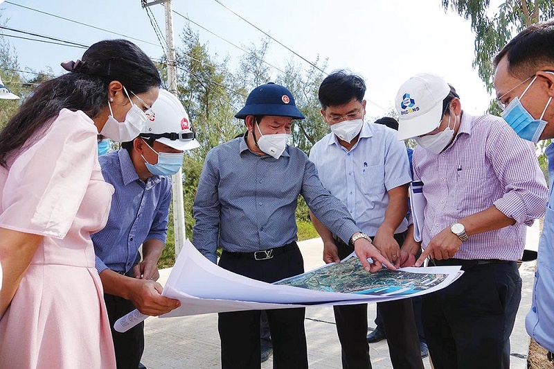 Ông Đặng Văn Minh, Chủ tịch UBND tỉnh Quảng Ngãi (thứ 3, từ trái sang) kiểm tra điều chỉnh quy hoạch tuyến Dung Quất - Sa Huỳnh giai đoạn II.