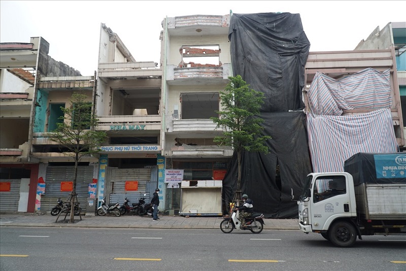 Các ngôi nhà kề Sân vận động Chi Lăng đang được tháo dỡ. 