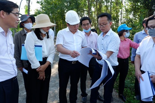 Ông Lê Minh Trung (giữa) trong một lần kiểm tra các Dự án ở huyện Hòa Vang, Đà Nẵng. Ảnh: N.H