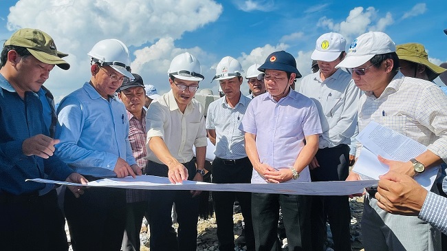 Chủ tịch UBND tỉnh Đặng Văn Minh kiểm tra thực tế Dự án Đường ven biển Dung Quất - Sa Huỳnh, giai đoạn IIa, thành phần 1