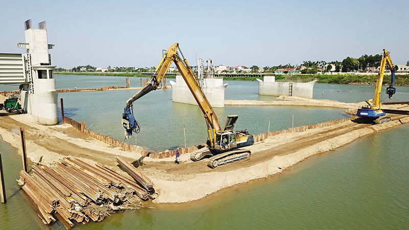 Dự án Đập dâng sông Trà Khúc (Quảng Ngãi) do liên danh trúng thầu (gồm Công ty cổ phần Xây dựng Tân Nam - Công ty TNHH Xây dựng Đồng Khánh - Công ty cổ phần Lilama 10 - Công ty cổ phần Máy và Thiết bị thủy lực - Công ty TNHH Thiết bị xây dựng công nghệ Nam Anh) đang triển khai xây dựng