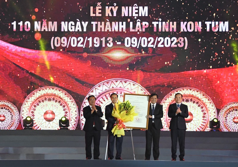 Tại Lễ kỷ niệm, Phó Thủ tướng Chính phủ Trần Lưu Quang đã trao Quyết định của Thủ tướng Chính phủ công nhận thành phố Kon Tum là đô thị loại II trực thuộc tỉnh Kon Tum.