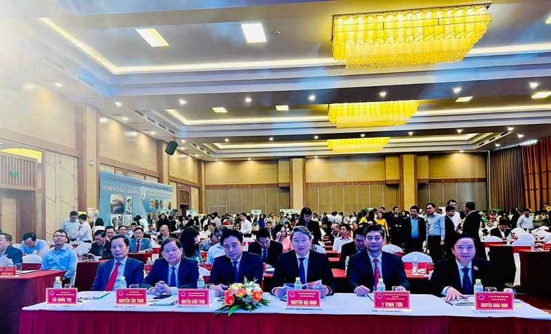 Các đại biểu và lãnh đạo 2 địa phương Khánh Hòa, Đắk Lawcsk tham dự sự kiện.