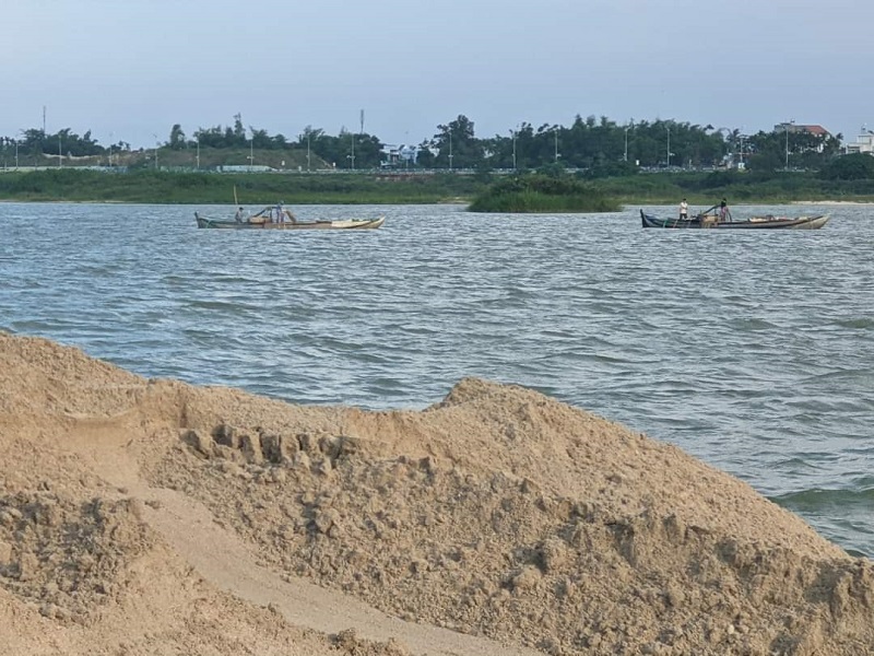 Khai thác cát trên sông Trà Khúc, Quảng Ngãi. 