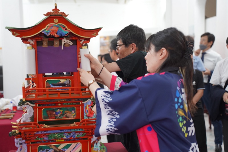 Nghệ nhân Nhật Bản trưng bày, triển lãm sản phẩm thủ công truyền thống của đất nước mình tại cố đô Huế (Ảnh: L.Đ.H)