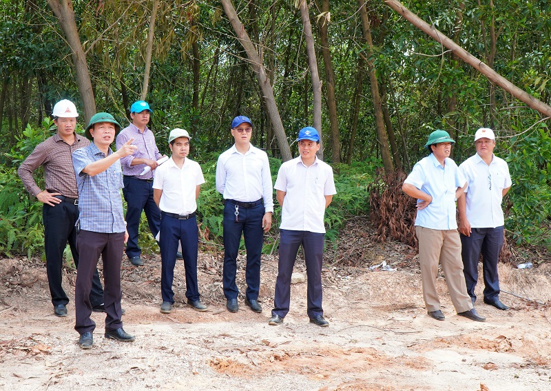 Phó Chủ tịch UBND tỉnh Thừa Thiên Huế Phan Quý Phương (bìa trái, hàng đầu) kiểm tra hiện trường mỏ đất phi pháp trên đất rừng do HTX An Nong 1, xã Lộc Bổn quản lý bị khai thác làm vật liệu san lấp trong nhiều năm qua (Ảnh: Tr.V.B)