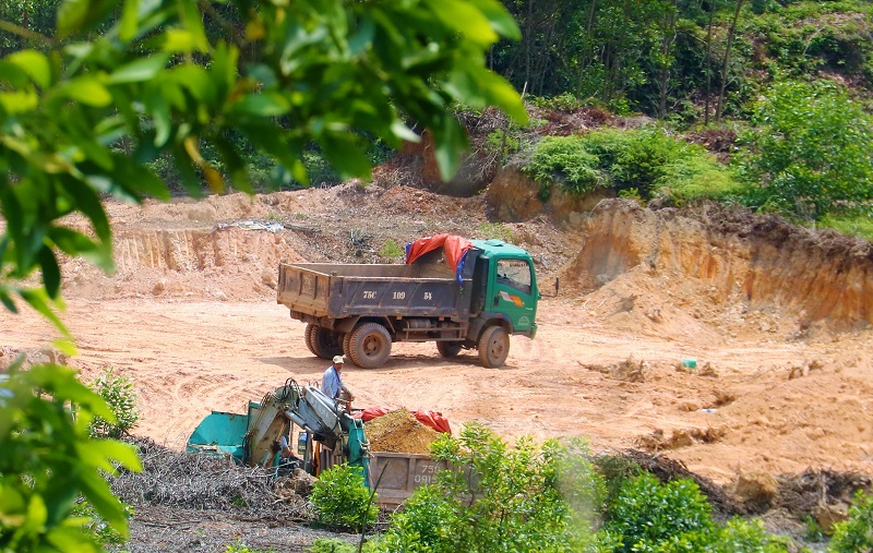 Mỏ đất phi pháp làm vật liệu san lấp được “tập đoàn” phương tiện “TT123” khai thác trong nhiều năm qua tại thôn Hòa Vang 1, xã Lộc Bổn (Ảnh: L.N)