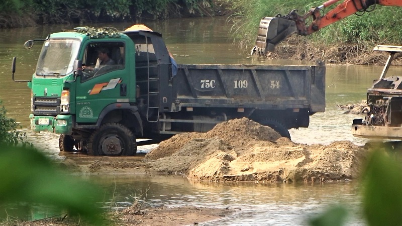 Bất chấp các chỉ đạo của tỉnh, phương tiện của “Tập đoàn” phương tiện “TT123” vẫn khai thác cát phi pháp dưới lòng sông Nong giữa ban ngày nhưng không bị ngăn chặn (Ảnh: L.N)