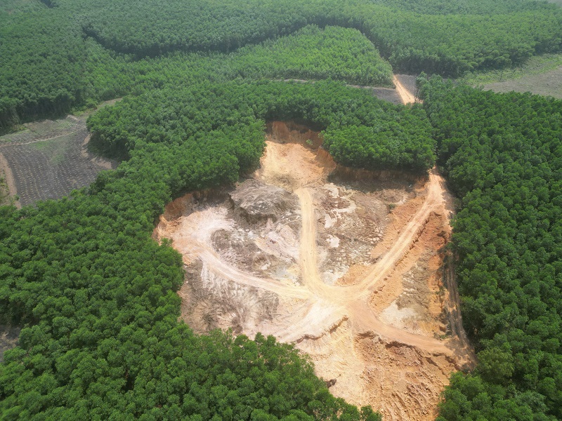 Một mỏ đất từ đất trồng rừng tại thôn Hòa Vang 3, xã Lộc Bổn bị khai thác phi pháp diễn ra trong một thời gian dài nhưng không bị ngăn chặn (Ảnh: L.N)