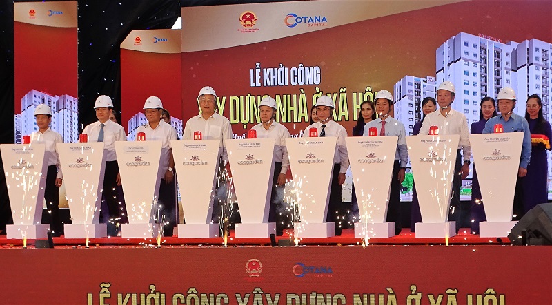 Đại diện lãnh đạo Bộ Xây dựng, tỉnh Thừa Thiên Huế, chủ đầu tư thực hiện nghi thức khởi công (Ảnh Lê Nguyễn)