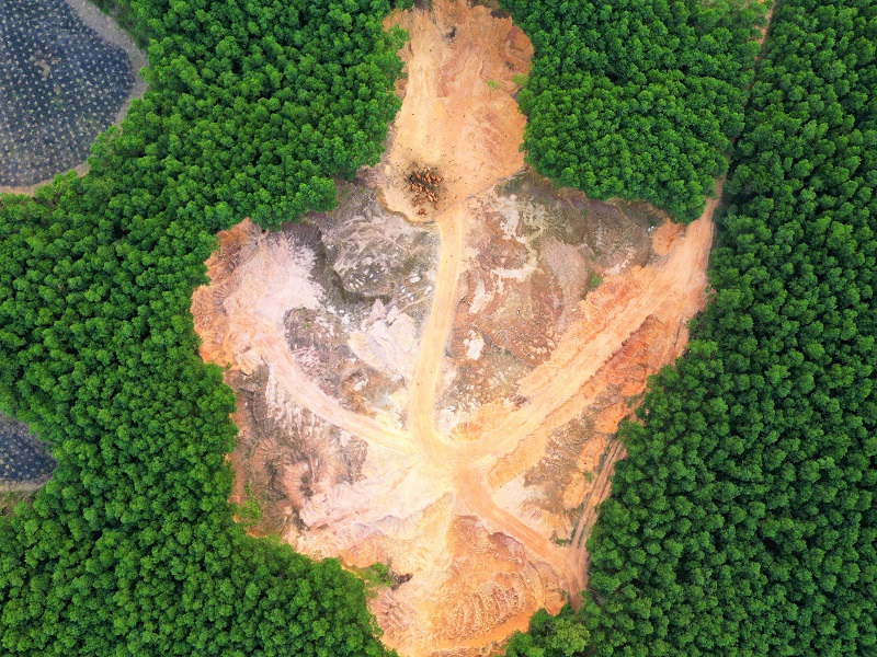 Thửa đất rừng số 130 bị “đất tặc” hủy hoại không khác gì hố bom nhưng Sở TNMT tỉnh dẫn thông tin của xã Lộc Bổn cung cấp để báo cáo UBND tỉnh Thừa Thiên Huế là chỉ “khai thác trong thời gian ngắn”. Ảnh: P.V