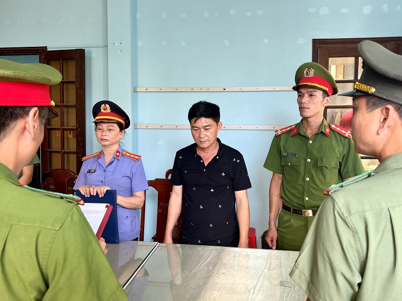 Nguyễn Quốc Trung, Giám đốc Công ty TNHH Thạch Phú Hưng (ảnh giữa) nghe đọc lệnh khởi tố (Ảnh PX03 Công an Thừa Thiên Huế)