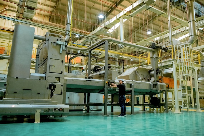 Dây chuyền sản xuất sợi thuốc lá mới được đầu tư tại Nhà máy mới ở Trảng É