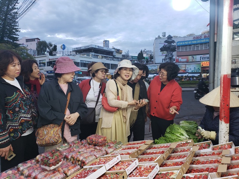 Du khách quốc tế đến tham quan, mua sắm tại Đà Lạt, Lâm Đồng. Ảnh: P.V