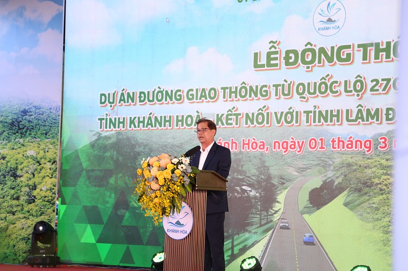 Chủ tịch UBND tỉnh Nguyễn Tấn Tuân phát biểu 