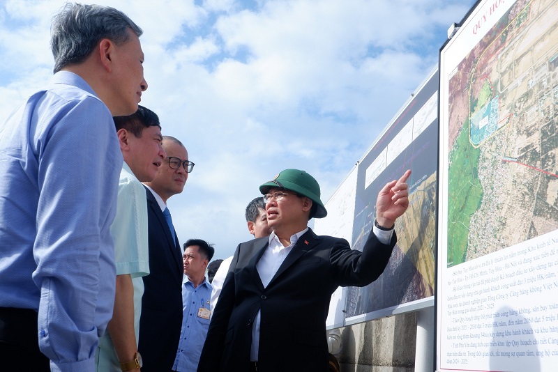 Chiều cùng ngày, Chủ tịch Quốc hội Vương Đình Huệ có buổi khảo sát thực tế tại khu vực kè Xóm Rớ, phường Phú Đông, thành phố Tuy Hòa và nghe báo cáo quy hoạch sân bay Tuy Hòa.