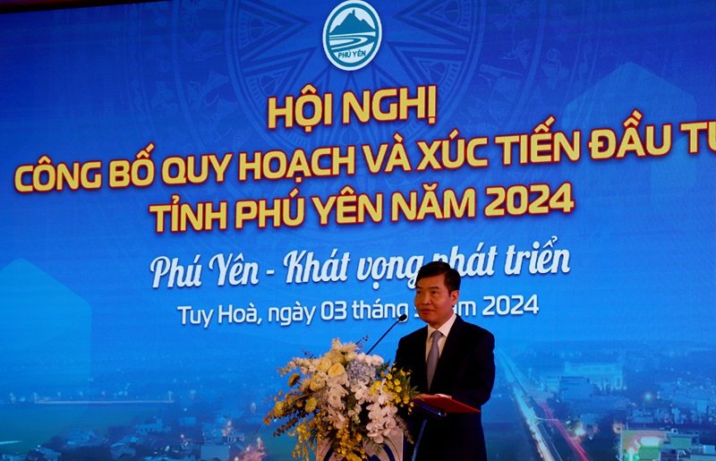 Chủ tịch UBND tỉnh Phú Yên Tạ Anh Tuấn pjhats biểu khai mạc sự kiện