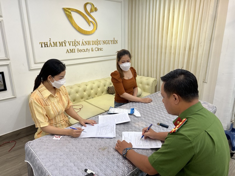 Lực lượng Cảnh sát kinh tế CAQ Thanh Khê lập biên bản xử phạt Thẩm mỹ viện Ánh Diệu Nguyễn.