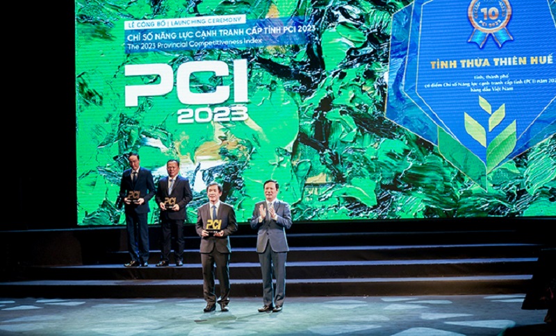 Ban tổ chức trao chứng nhận PCI năm 2023 cho tỉnh Thừa Thiên Huế