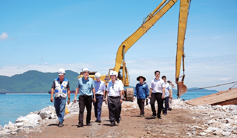  kiểm tra thực tế Dự án Đê chắn sóng cảng Chân Mây giai đoạn 2 tại xã Lộc Vĩnh, huyện Phú Lộc.
