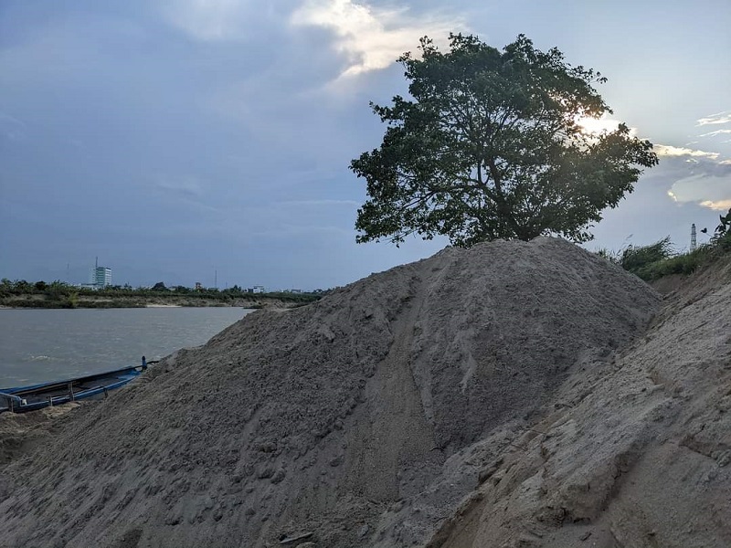 Khai thác cát trên sông Trà Khúc, Quảng Ngãi. 