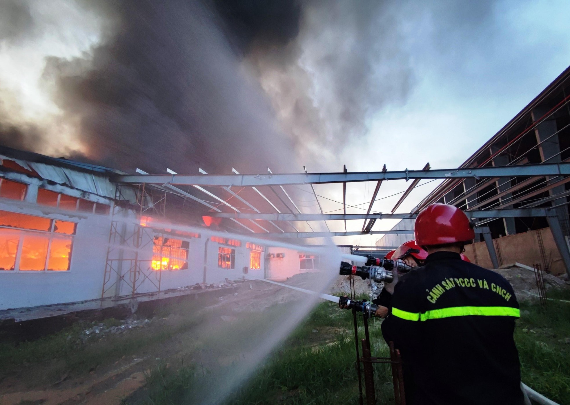Vụ cháy ở công ty Scavi Huế không gây thiệt hại về người - Ảnh: H.B