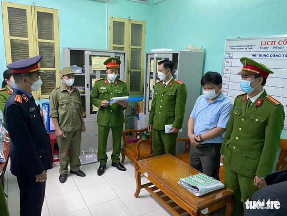 Công an tỉnh Thừa Thiên Huế khởi tố, bắt tạm giam ông Hà Thúc Nhật, kế toán trưởng CDC Thừa Thiên Huế, để làm rõ việc mua bán kit xét nghiệm COVID-19 của cơ quan này - Ảnh: B.M.H.