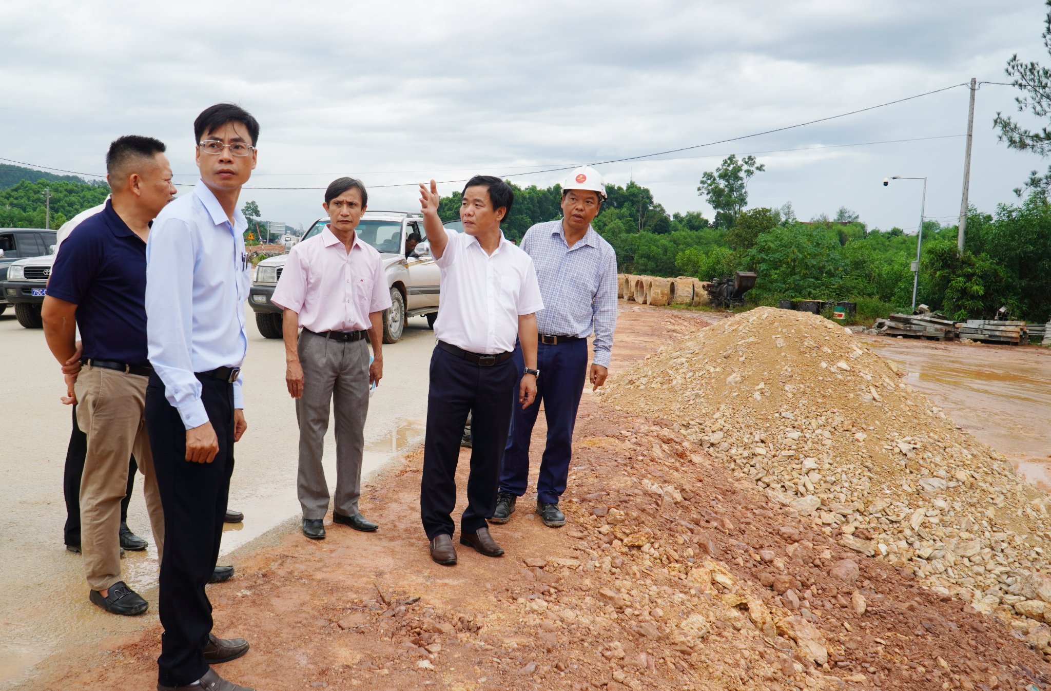 Chủ tịch UBND Thừa Thiên Huế Nguyễn Văn Phương khảo sát, kiểm tra cao tốc Cam Lộ - La Sơn - Ảnh: H.B