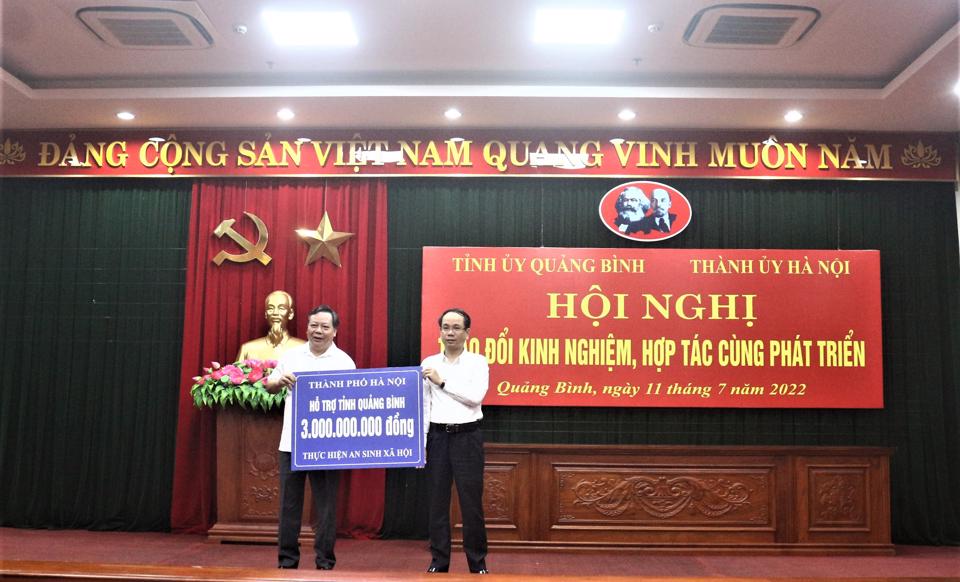 Thành phố Hà Nội trao biểu trưng 3 tỷ đồng quỹ An sinh xã hội cho Quảng Bình 