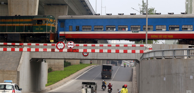 Bộ GTVT đề nghị UBND tỉnh Quảng Trị chỉ đạo nghiên cứu phương án xây dựng nút giao khác mức (cầu vượt, hầm chui) giữa đường bộ đô thị với tuyến đường sắt quốc gia. (Ảnh minh họa)