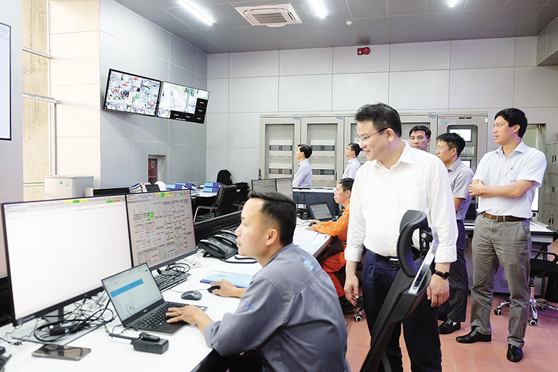 Thứ trưởng Bộ Kế hoạch và Đầu tư Trần Quốc Phương và Đoàn công tác của hai Ủy ban Hợp tác Việt - Lào, Lào - Việt kiểm tra Dự án Thủy điện Xecaman 3