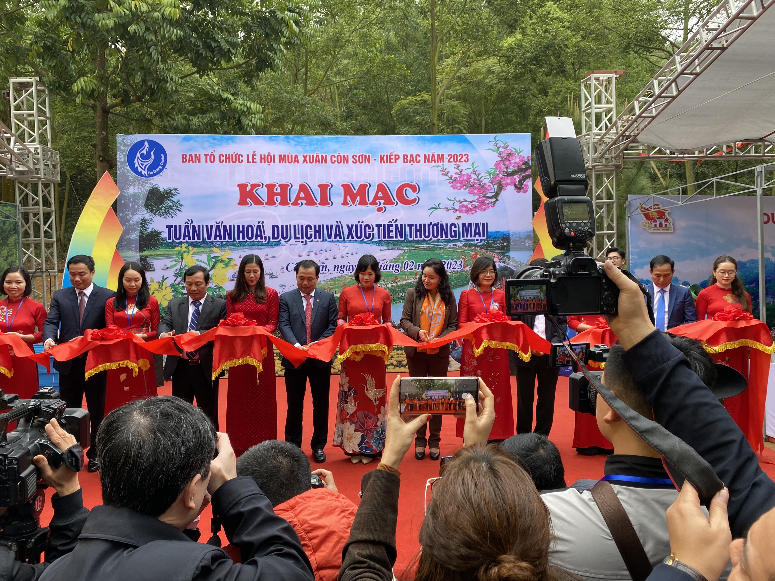 Lần đầu tiên trong khuôn khổ lễ hội Côn Sơn - Kiếp Bạc tổ chức chương trình Tuần văn hóa, du lịch và xúc tiến thương mại