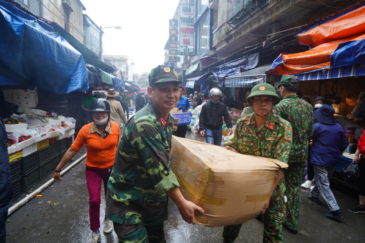 Lực lượng công an khẩn trương sơ tán hàng hóa giảm thiệt hại cho người dân